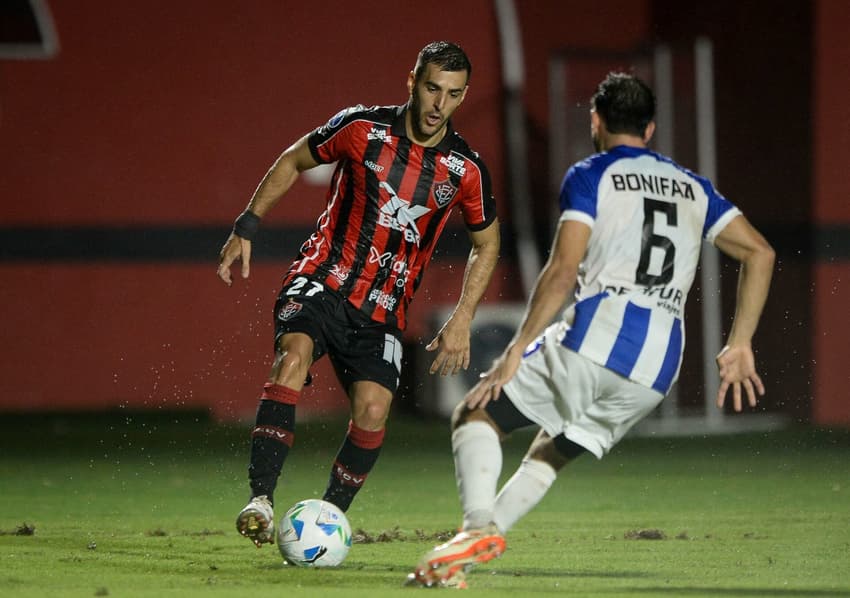Cáceres, do Vitória, durante partida contra o Cerro Largo, no Barradão pela Sul-Americana 2025 (Foto: Jhony Pinho/AGIF)