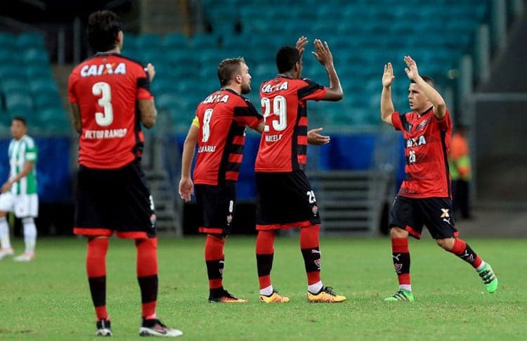 Elenco do Vitória comemora triunfo diante do Coritiba pela Sul-Americana 2016 Foto: Divulgação / Conmebol
