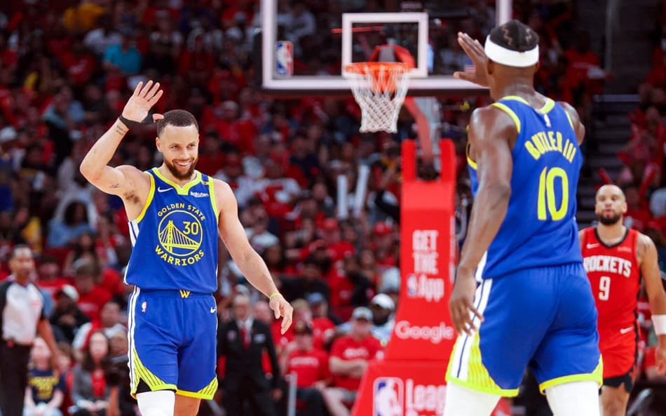 Com show de Curry, Warriors derrota Rockets em estreia nos playoffs da NBA
