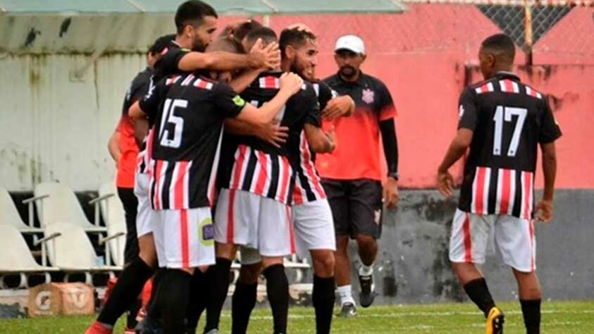 O clube de Jundiaí aprovou a mudança no seu estatuto para SAF em dezembro de 2022. De lá para cá, buscaram e fecharam um acordo com um investidor, que deveria depositar 300 mil reais - uma espécie de 'sinal' do aporte financeiro - até o dia 31 de janeiro. O prazo expirou, o comprador não depositou o dinheiro e o Paulista voltou à estaca zero, buscando possíveis compradores para o time. Por outro lado, a Two Me, empresa que investiria no clube, alega que ainda tem interesse na compra da SAF e que o atraso ocorreu por questões burocráticas.