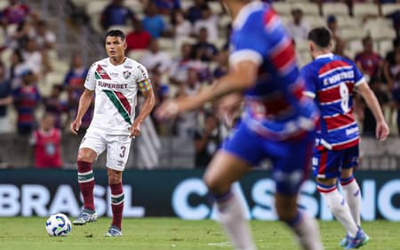 Thiago Silva em campo na partida entre Fluminense e Fortaleza