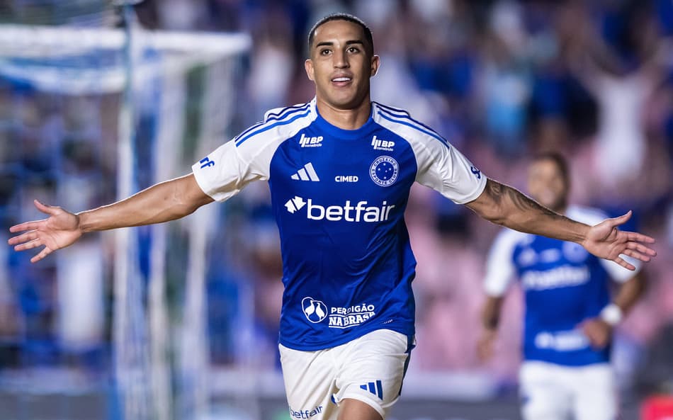 Cruzeiro vence Vasco e entra no G4 do Brasileirão