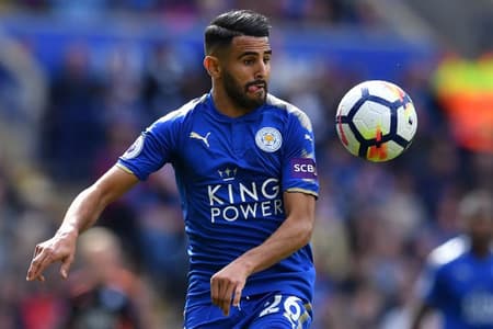 O meia argelino Riyad Mahrez, do Leicester, viu a Argélia decepcionar nas Eliminatórias africanas
