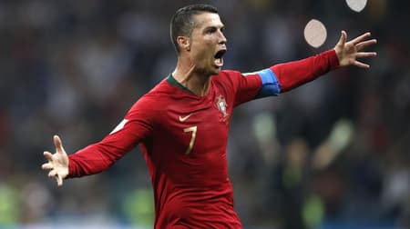 Em 2018, enfim, o Cristiano Ronaldo eleito cinco vezes o melhor do planeta mostrou seu valor em uma Copa do Mundo. O astro tinha três gols em 13 jogos em Mundiais até estrear na Rússia simplesmente dobrando esse número, dando show ao balançar as redes três vezes no empate por 3 a 3 diante da Espanha. Na sequência, fez mais um, sobre Marrocos. Mas falhou inclusive errando pênalti no 1 a 1 diante do Irã e passou em branco na derrota por 2 a 1 para o Uruguai, que eliminou os lusos nas oitavas de final. Ainda assim, o gajo igualou Pelé e os alemães Seeler e Klose como os únicos a fazerem gols em quatro edições diferentes do torneio. Agora, CR7 tem 17 jogos e sete gols em Mundiais, acumulando seis vitórias, seis empates e cinco derrotas.<br>