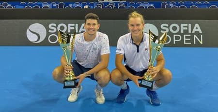 Rafael Matos com o troféu ao lado de Vega