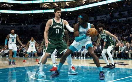 AFP__20250206__2197882688__v3__HighRes__MilwaukeeBucksVCharlotteHornets-scaled-aspect-ratio-512-320