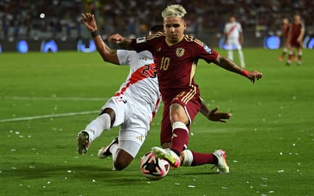 AFP__20250326__37VN6VX__v1__HighRes__FblWc2026SamericaQualifiersVenPer-scaled-aspect-ratio-512-320