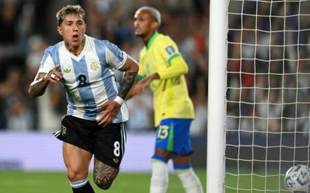 Na goleada da Argentina por 4 a 1 sobre o Brasil, jogadores de Flamengo e Chelsea tiveram uma discussão (Foto: Luis ROBAYO / AFP)