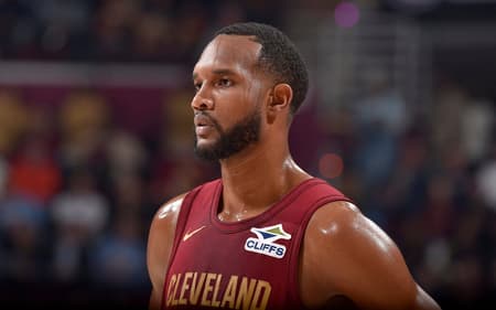 AFP__20250403__2207604972__v1__HighRes__NewYorkKnicksVClevelandCavaliers-scaled-aspect-ratio-512-320