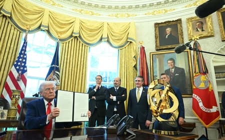AFP__20250409__39RG2X4__v2__HighRes__UsPoliticsTrump-scaled-aspect-ratio-512-320
