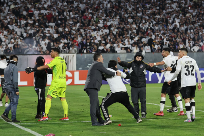 Delegados e jogadores tentaram acalmar os ânimos dos torcedores.