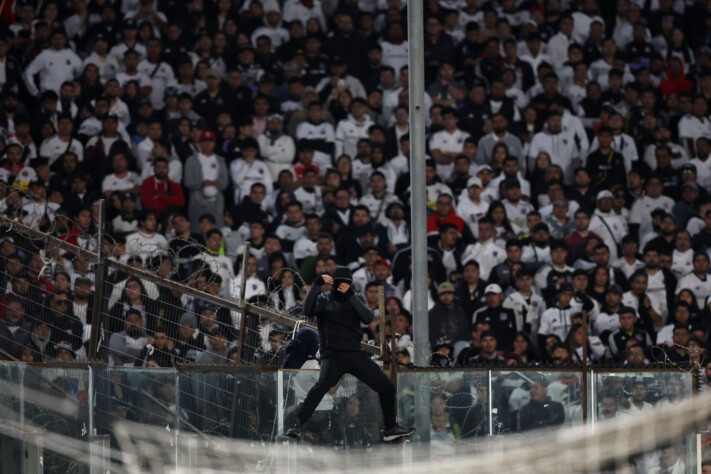 Torcedores do Colo-Colo começaram a forçar o alambrado do estádio.