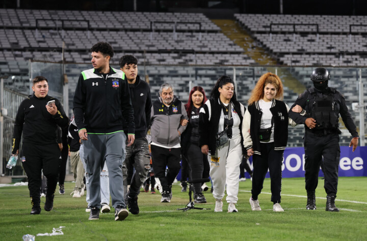 Os últimos torcedores deixaram o estádio David Arellano pelo gramado.