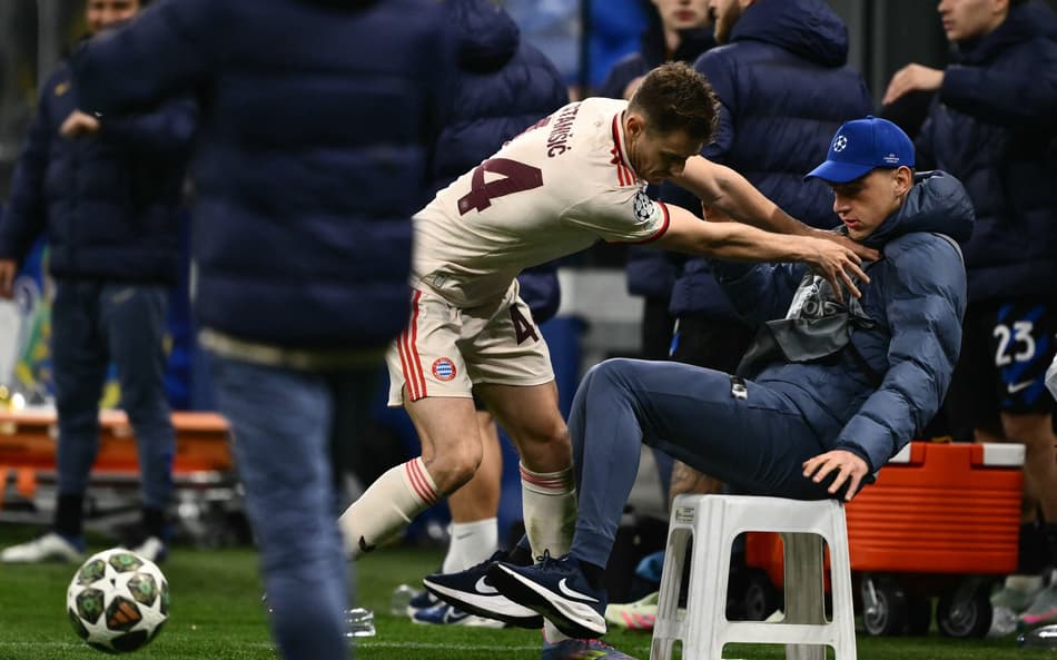 Zagueiro do Bayern empurra gandula após eliminação; veja