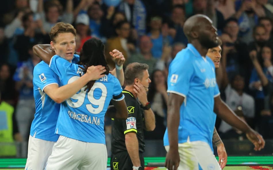 Napoli aproveita tropeço da Inter e assume liderança da Serie A