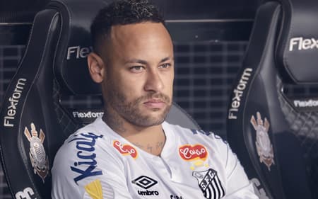 Neymar entrou em campo na derrota do Santos para o Fluminense por 1 a 0 (Foto: Marcello Zambrana/AGIF)