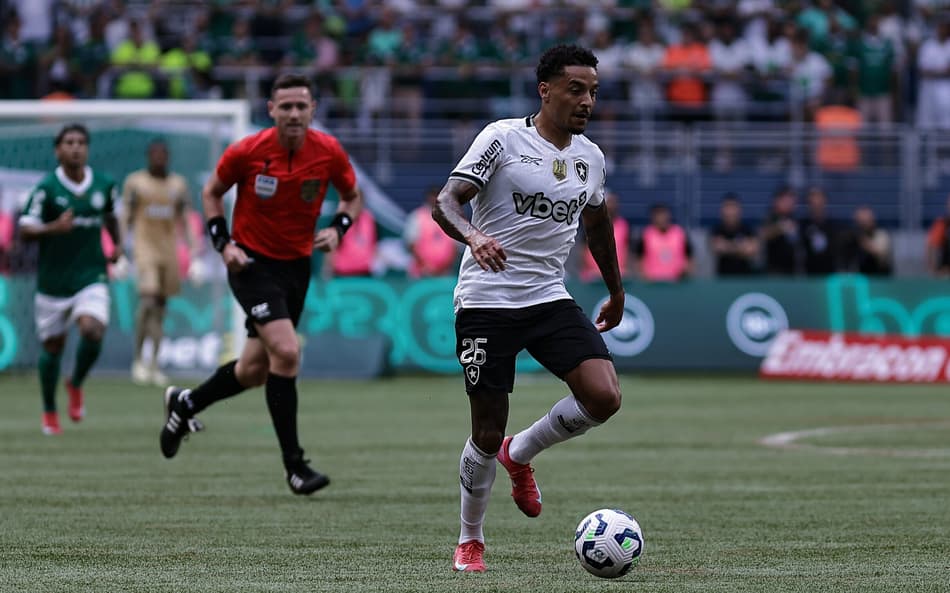 Botafogo encara o Bragantino e tenta consolidar arrancada
