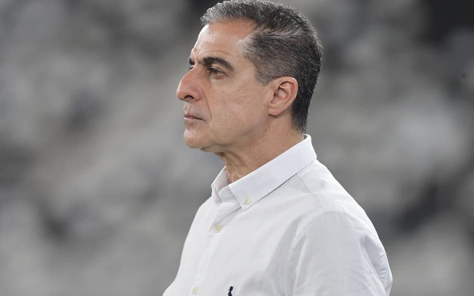 Escalação do Botafogo para jogo contra o Fluminense causa revolta na web: ‘Enlouqueceu’