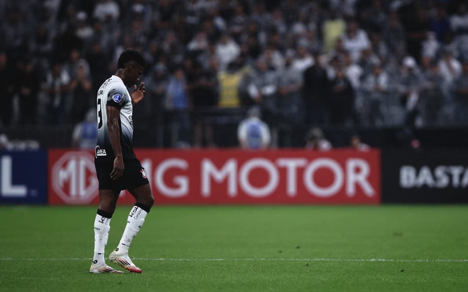 Técnico interino do Corinthians defende diálogo após expulsão de Félix Torres