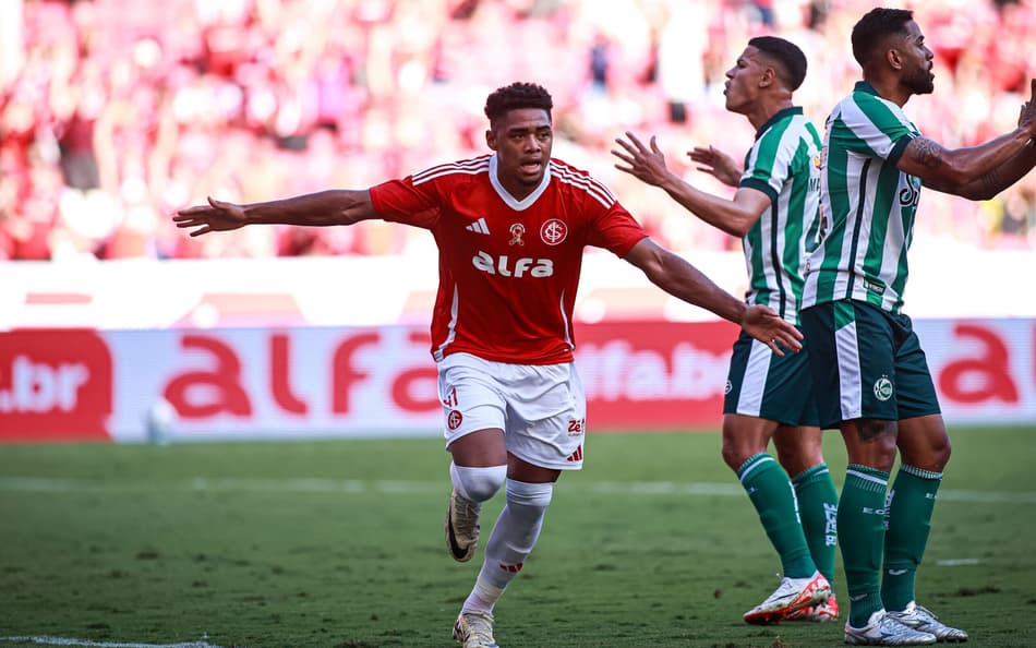 Zagueiro do Internacional faz dois gols iguais contra o Juventude e web vai à loucura