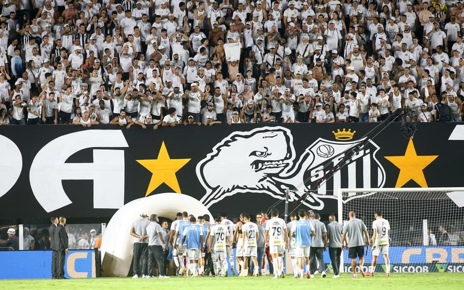 Torcida do Santos detona elenco após permanência do time na zona do rebaixamento