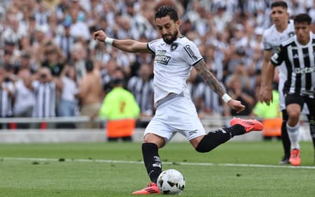Alex-Telles-cobrando-penalti-pelo-Botafogo-na-decisao-da-Libertadores-contra-o-Atletico-MG-scaled-aspect-ratio-512-320