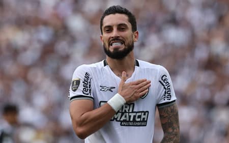 Alex-Telles-comemora-gol-marcado-de-penalti-na-final-da-Libertadores-pelo-Botafogo-contra-o-Atletico-MG-scaled-aspect-ratio-512-320