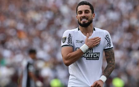 Alex-Telles-comemora-gol-marcado-de-penalti-na-final-da-Libertadores-pelo-Botafogo-contra-o-Atletico-MG-scaled-aspect-ratio-512-320