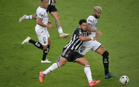 Alexander-Barboza-disputa-bola-com-Hulk-na-final-da-Libertadores-entre-Botafogo-e-Atletico-MG-scaled-aspect-ratio-512-320