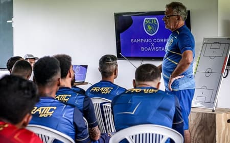 Alfredo-Sampaio-conversa-com-elenco-do-Sampaio-Correa-durante-pre-temporada-aspect-ratio-512-320