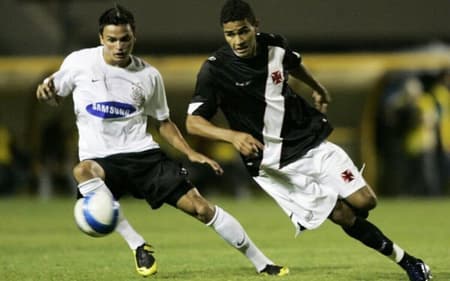 Allan-Kardec-contra-o-Corinthians-em-2007-aspect-ratio-512-320