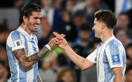 Alvarez-e-De-Paul-celebram-gol-da-Argentina-sobre-o-Brasil-aspect-ratio-512-320