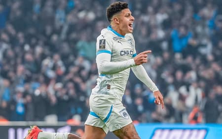 Alvo-de-Bayern-e-Inter-de-Milao-Luis-Henrique-comemora-gol-pelo-Olympique-Marseille-aspect-ratio-512-320