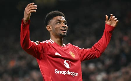 Amad-Diallo-comemora-o-gol-do-Manchester-United-diante-do-PAOK-pela-Europa-League-scaled-aspect-ratio-512-320