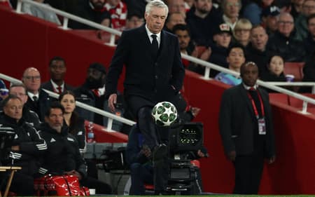 Ancelotti-domina-uma-bola-durante-o-jogo-entre-Arsenal-e-Real-Madrid-pela-Champions-League-aspect-ratio-512-320