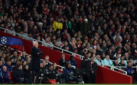 Ancelotti-observa-o-jogo-entre-Arsenal-e-Real-Madrid-scaled-aspect-ratio-512-320