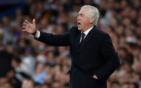 Ancelotti vive crise no cargo de treinador do Real Madrid após eliminação para o Arsenal e pode estar próxima da Seleção (Foto: Pierre-Philippe Marcou/AFP)