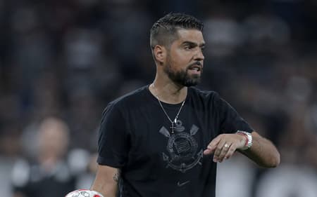 Antonio-Oliveira-Corinthians-Ponte-Preta-Paulistao-scaled-aspect-ratio-512-320