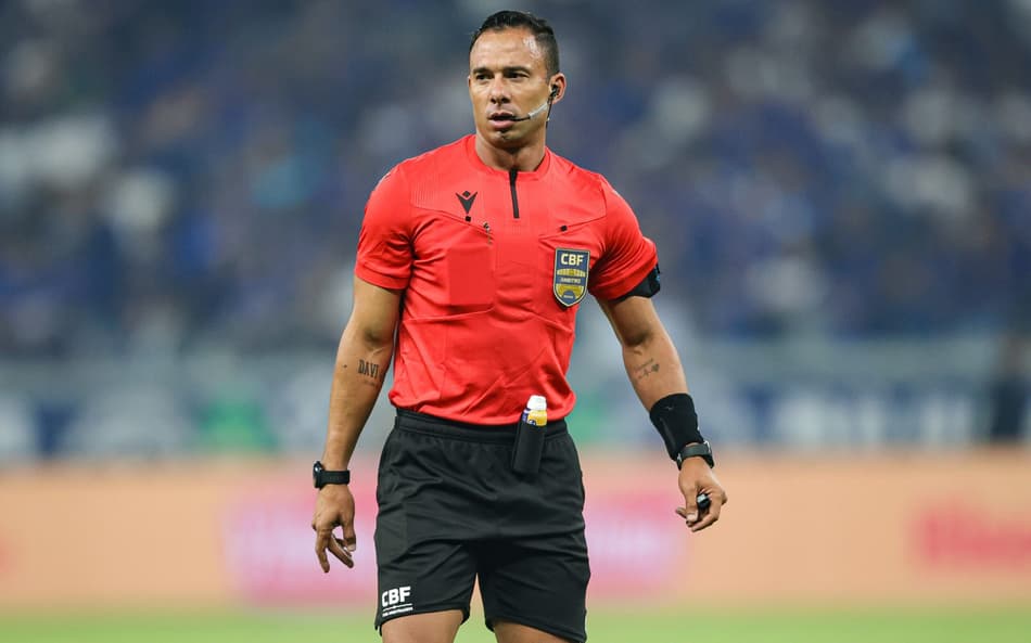 Arbitro-Maguielson-Lima-Barbosa-foi-criticado-pela-arbitragem-de-Botafogo-x-Gremio-no-Brasileirao-2024-scaled-aspect-ratio-512-320