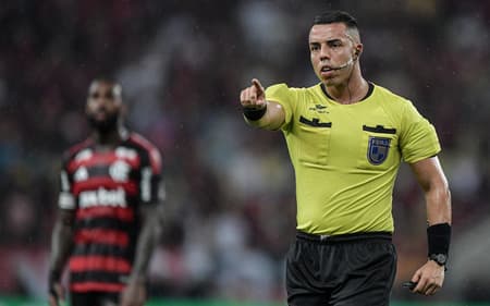 Arbitro-de-Fluminense-x-Flamengo-Yuri-Elino-expulsao-Juan-Freytes-ao-fim-do-classico-scaled-aspect-ratio-512-320