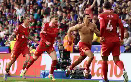 Arnold-comemora-gol-do-Liverpool-scaled-aspect-ratio-512-320