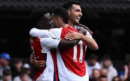 Arsenal-comemora-gol-contra-o-Ipswich-Town-scaled-aspect-ratio-512-320