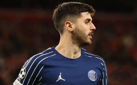 Beraldo-em-acao-pelo-PSG-contra-o-Liverpool-nas-oitavas-de-final-da-Champions-League-aspect-ratio-512-320