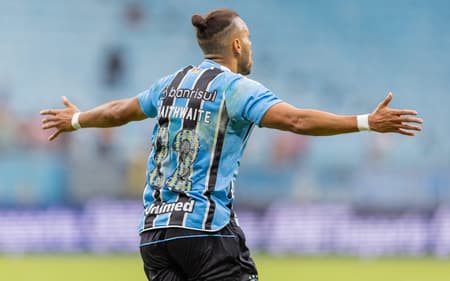 Braithwaite-vs.-Flamengo-scaled-aspect-ratio-512-320