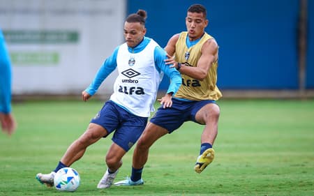 Braitwhaite-treino-Gremio-aspect-ratio-512-320