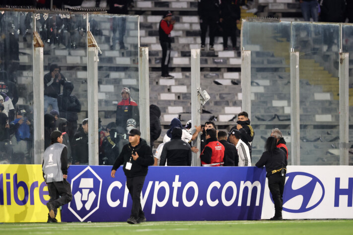 O alambrado de acrílicro foi quebrado, e os torcedores invadiram o gramado.