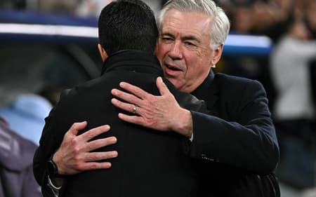 Carlo-Ancelotti-abraca-Mikel-Arteta-em-Real-Madrid-x-Arsenal-pela-Champions-League-scaled-aspect-ratio-512-320