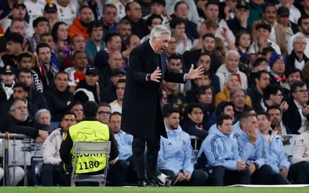 Carlo-Ancelotti-reage-durante-derrota-do-Real-Madrid-para-o-Arsenal-na-Champions-League-aspect-ratio-512-320