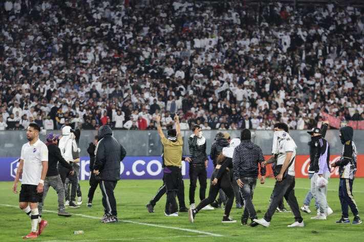 Torcedores do Colo-Colo forçam o alambrado do estádio David Arellano, em Santiago.