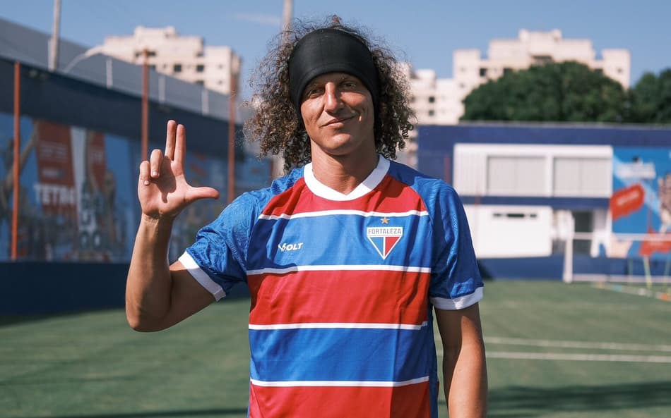 David Luiz faz mudança drástica no visual e dá fim a cabeleira; veja
